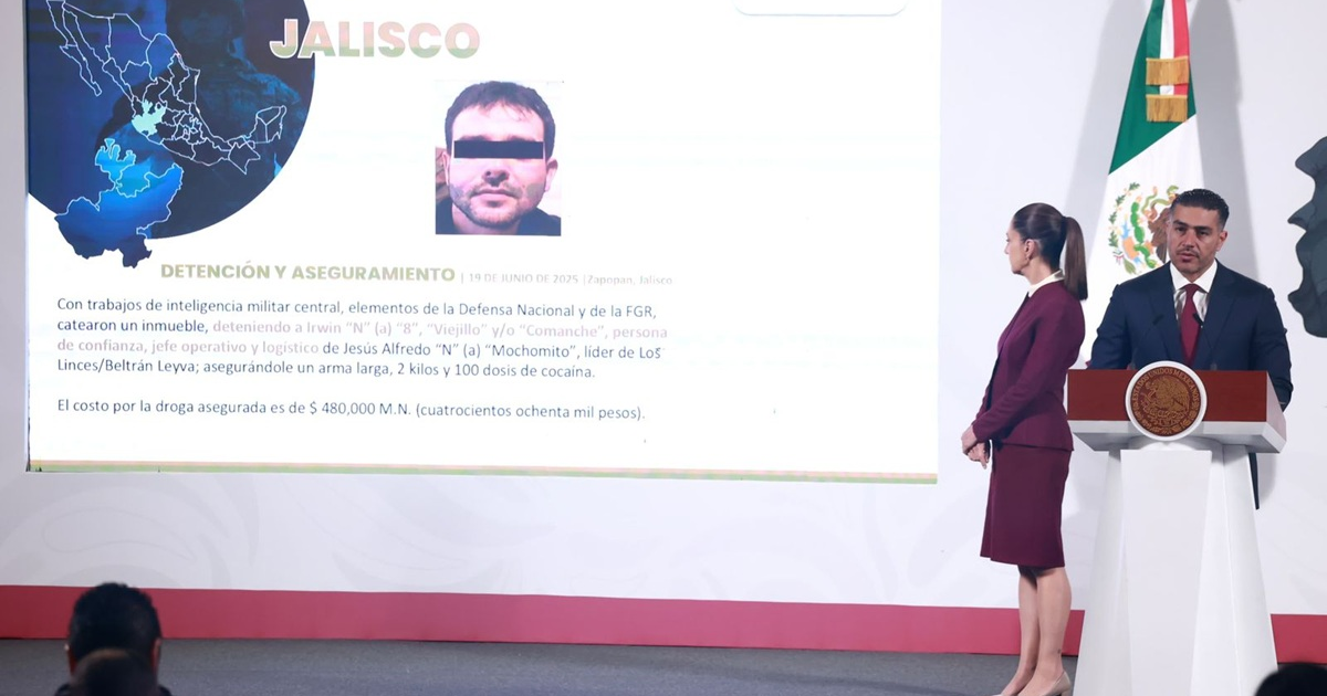 Presentación oficial sobre detención de Irwin 'N' por narcotráfico en Jalisco, México, con mapa de fondo y dos personas en el escenario.