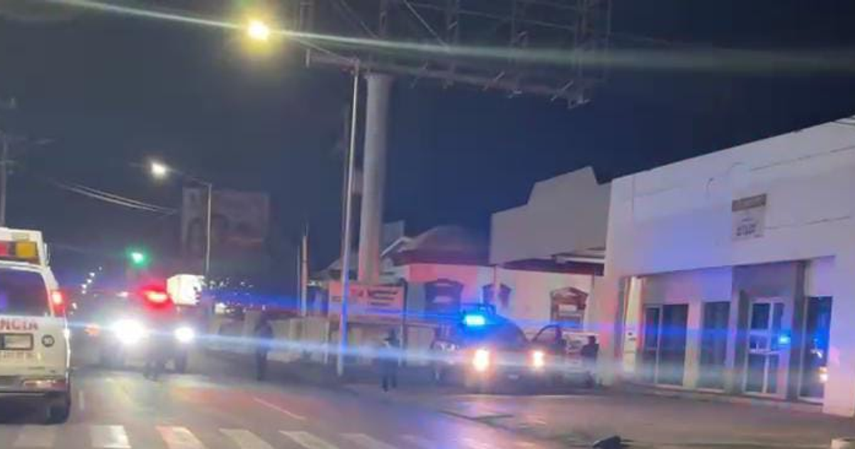 Operativo nocturno en Culiacán con vehículos policiales y luces intermitentes tras ataque armado.