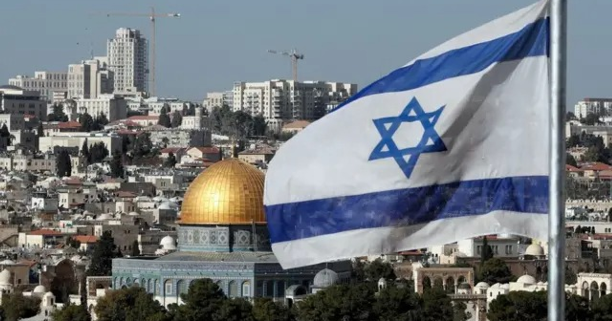 Bandera de Israel ondeando sobre Jerusalén con cúpula dorada al fondo