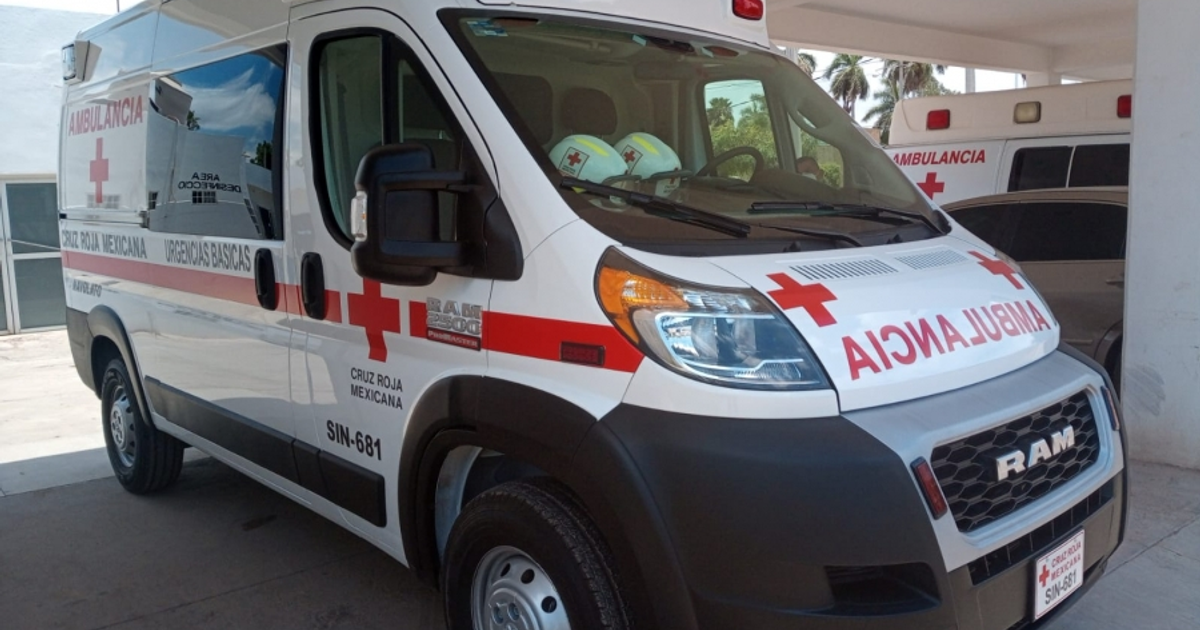Ambulancia de la Cruz Roja Mexicana estacionada con cascos visibles en su interior