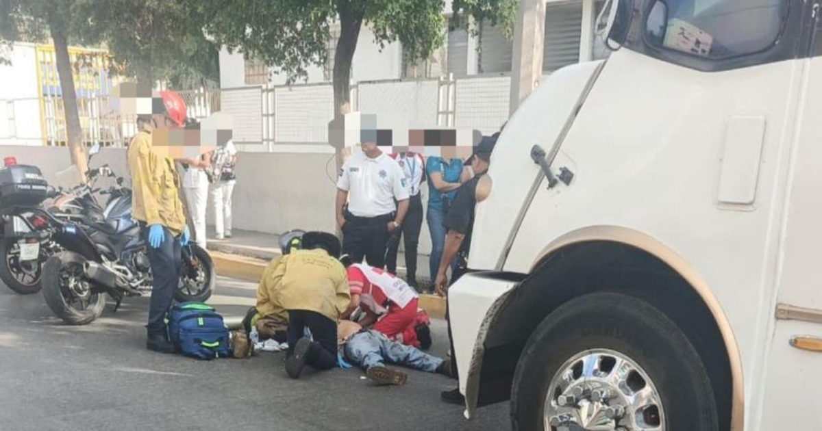 Paramédicos y personal de rescate atienden a un ciclista atropellado en avenida Insurgentes, con vehículos de emergencia en el lugar.