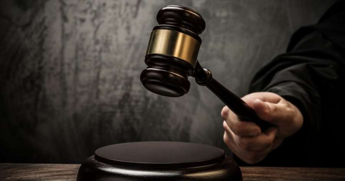 Mazo de juez sostenido por una mano en un fondo oscuro, simbolizando autoridad legal en audiencias como la de Rafael Caro Quintero.