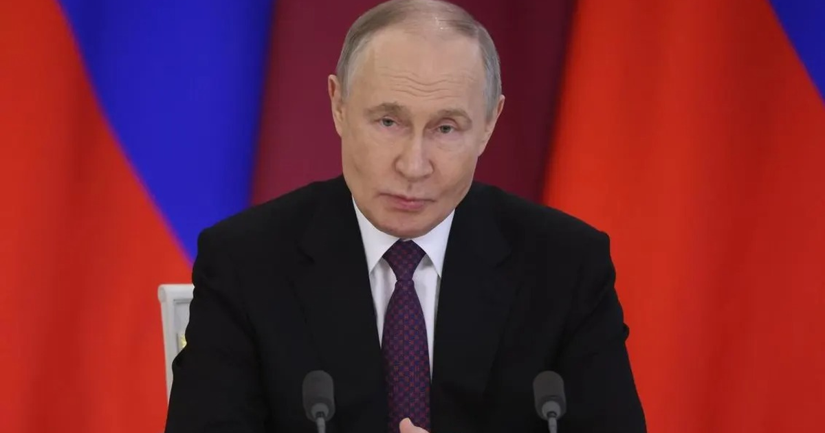 Persona en evento internacional con banderas de fondo, relacionado con la cumbre de los BRICS y la ausencia de Putin.