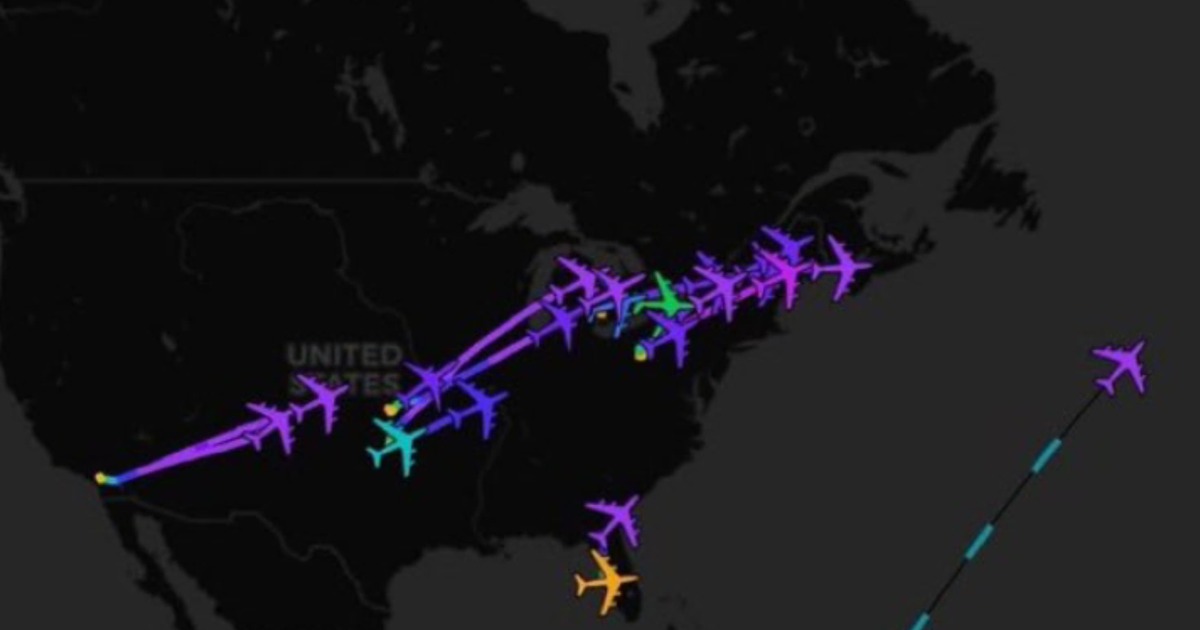 Mapa de Estados Unidos con rutas de vuelo en tiempo real y aviones cisterna militares en operación.