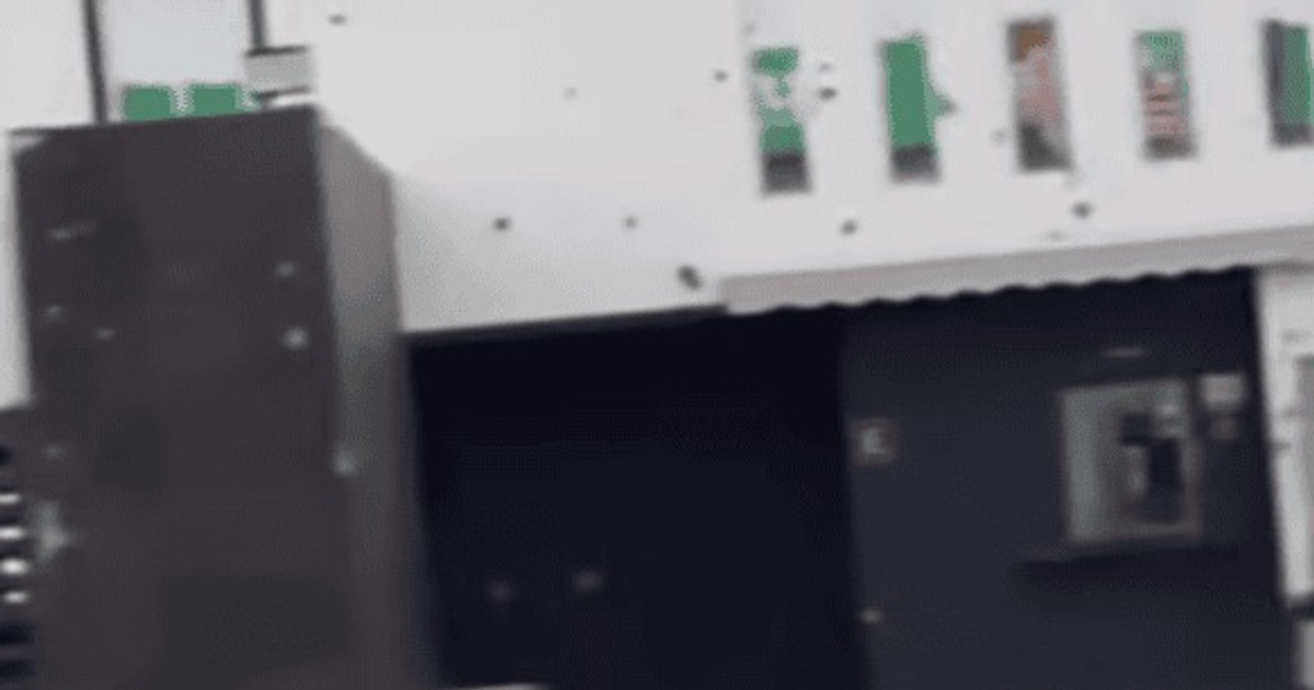 Edificio con paredes blancas y entrada oscura, con marcas de impactos de proyectiles, tras enfrentamiento armado en La Cruz de Elota.