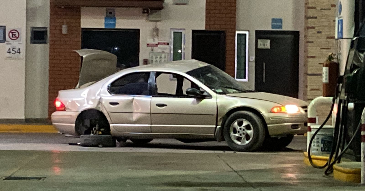 Automóvil dorado en gasolinera de Culiacán, vinculado a choque y balacera.
