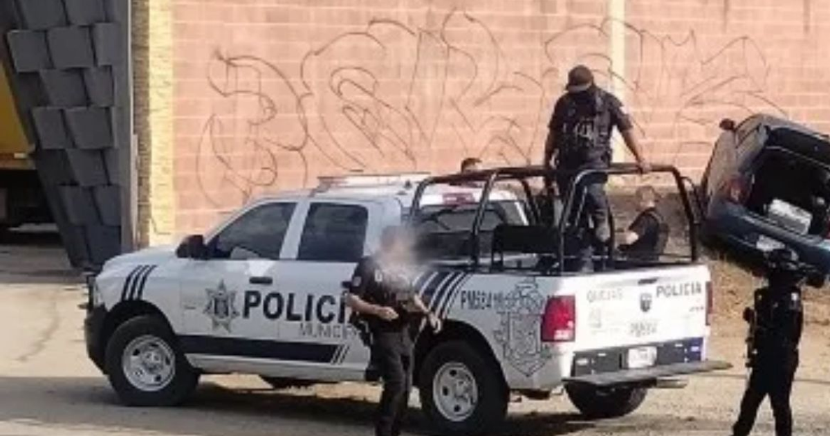 Camioneta de Policía Municipal en operativo tras balacera en Mazatlán
