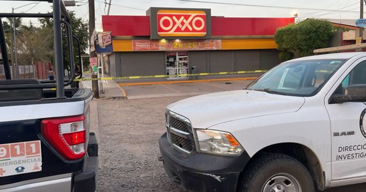 OXXO cerrado con vehículos policiales y cintas de seguridad tras tiroteo en Culiacán