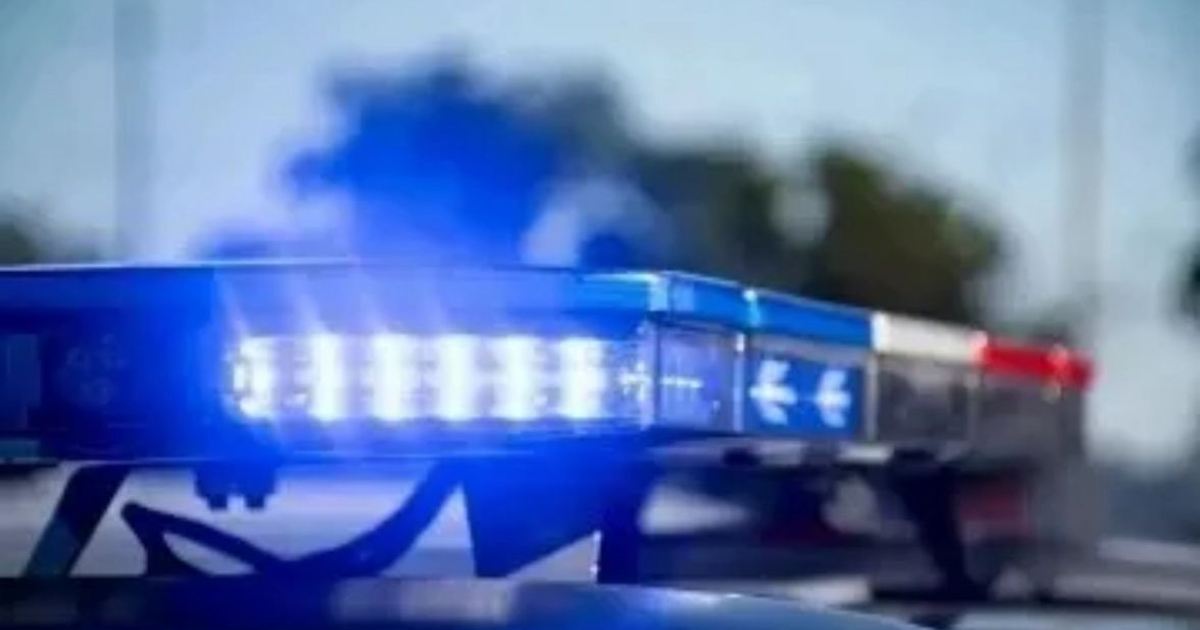 Foco de luces de emergencia en vehículo policial durante un tiroteo en Culiacán.