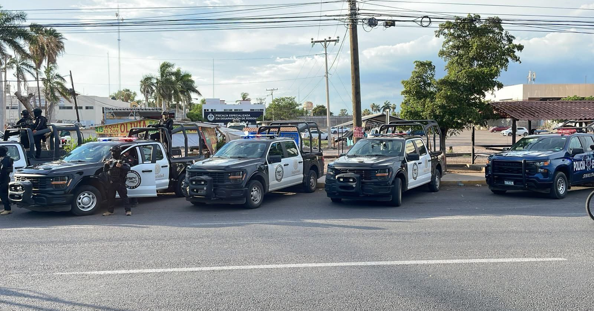 Vehículos de policía estacionados en Culiacán tras balacera en penal de Aguaruto