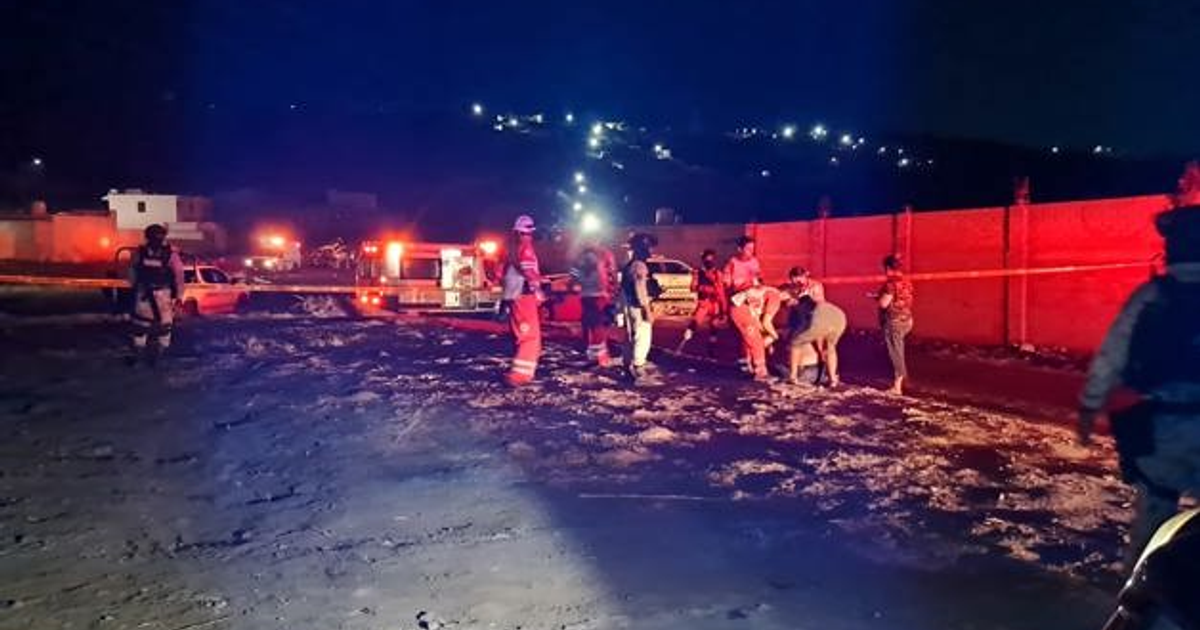 Rescatistas y vehículos de emergencia en escena nocturna tras ataque armado en Culiacán.