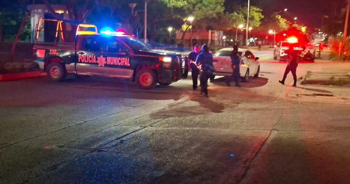 Operativo policial nocturno en Mazatlán con vehículos de la Policía Municipal y agentes en acción.
