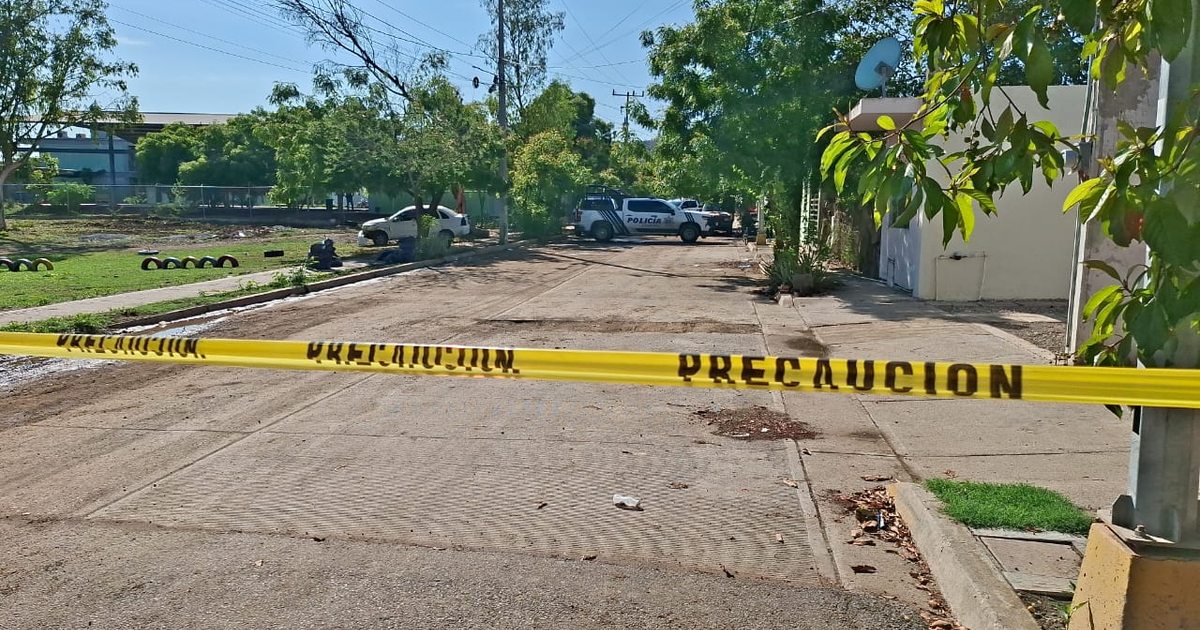 Área acordonada con cinta amarilla y patrulla de policía en Mazatlán, escena de un incidente de disparos.