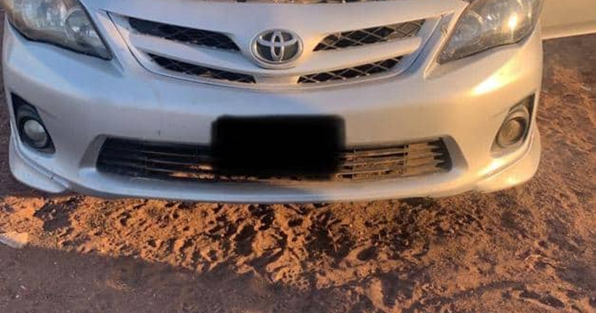 Toyota Corolla gris abandonado en El Carrizo, relacionado con la búsqueda de Omar Adrián.