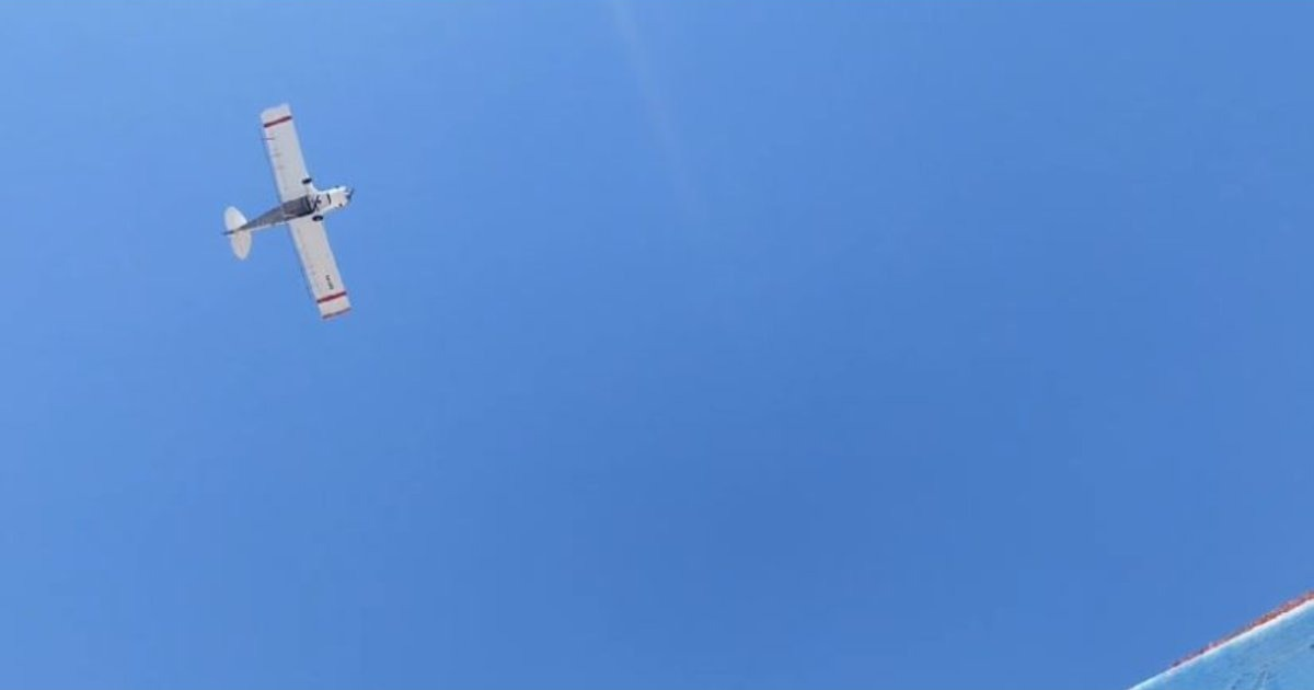 Avión en vuelo sobre cielo azul, relacionado con accidente aéreo en Corral Viejo Oriente
