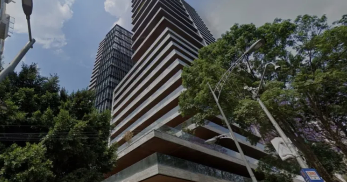 Edificio moderno en Polanco con balcones y árboles, escenario de un accidente doméstico.