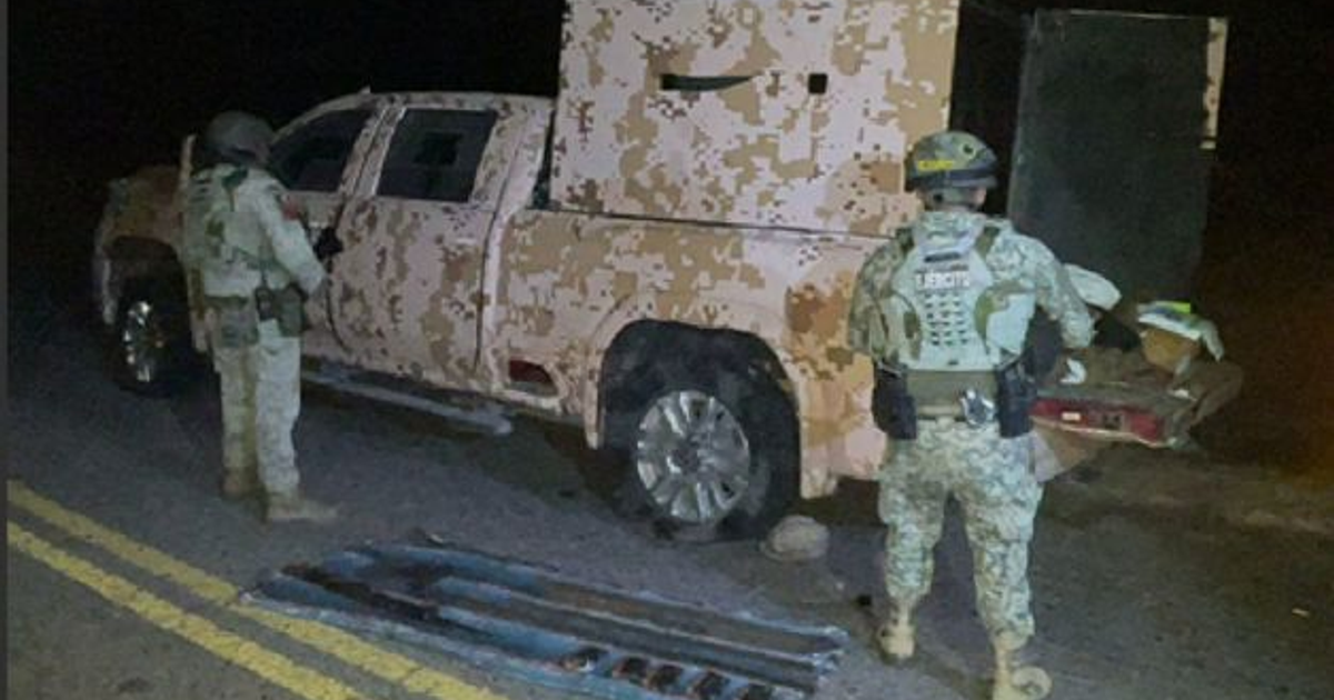 Agentes de seguridad inspeccionan camioneta clonada en operativo nocturno