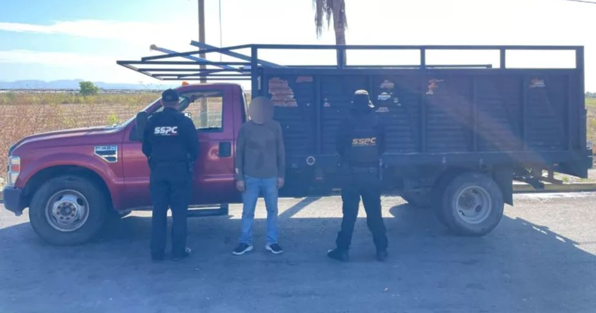 Camioneta roja detenida por fuerzas federales en carretera Culiacán–Mazatlán