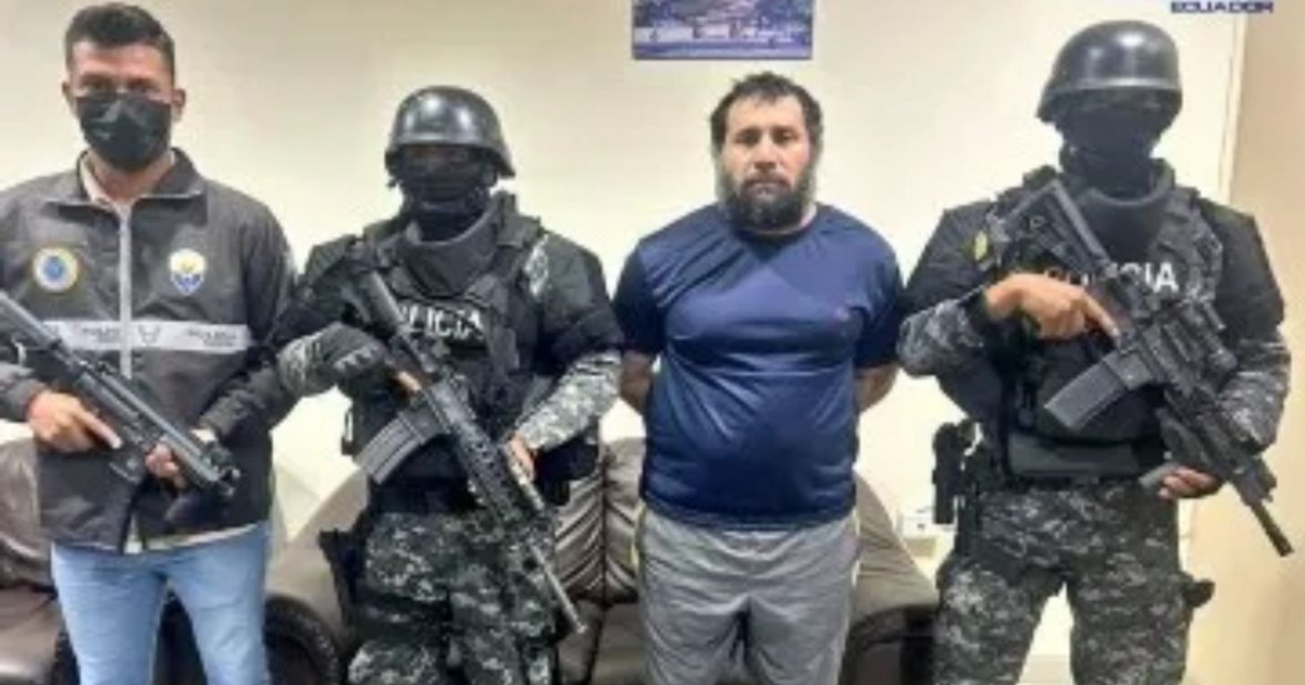 Oficiales de policía detienen a Adolfo Macías Villamar, alias 'Fito', en operativo en Ecuador.