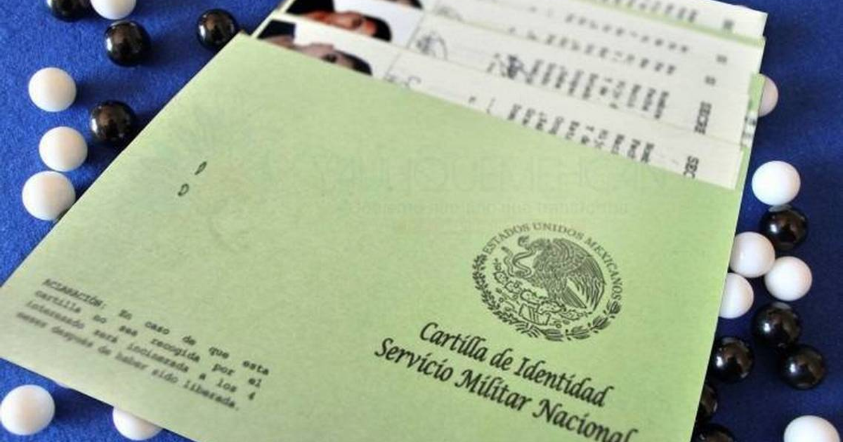 Cartilla del Servicio Militar Nacional de México con documentos y fichas de identificación sobre fondo azul con piezas de damas.