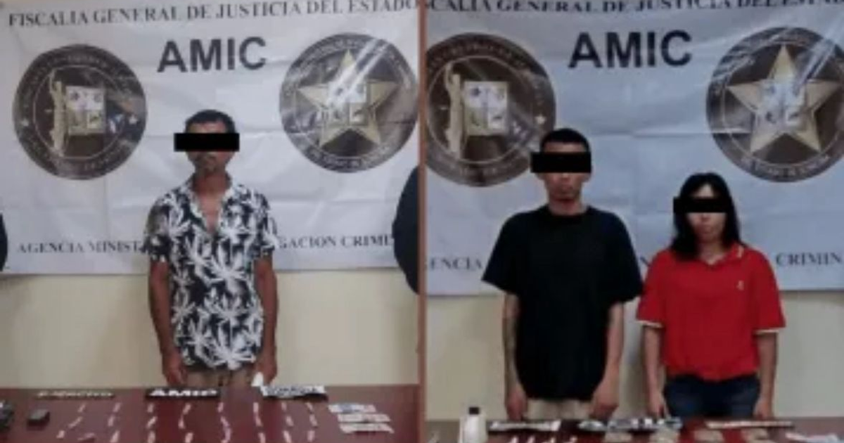 Tres personas frente a un cartel de AMIC durante un operativo en San Luis Río Colorado.