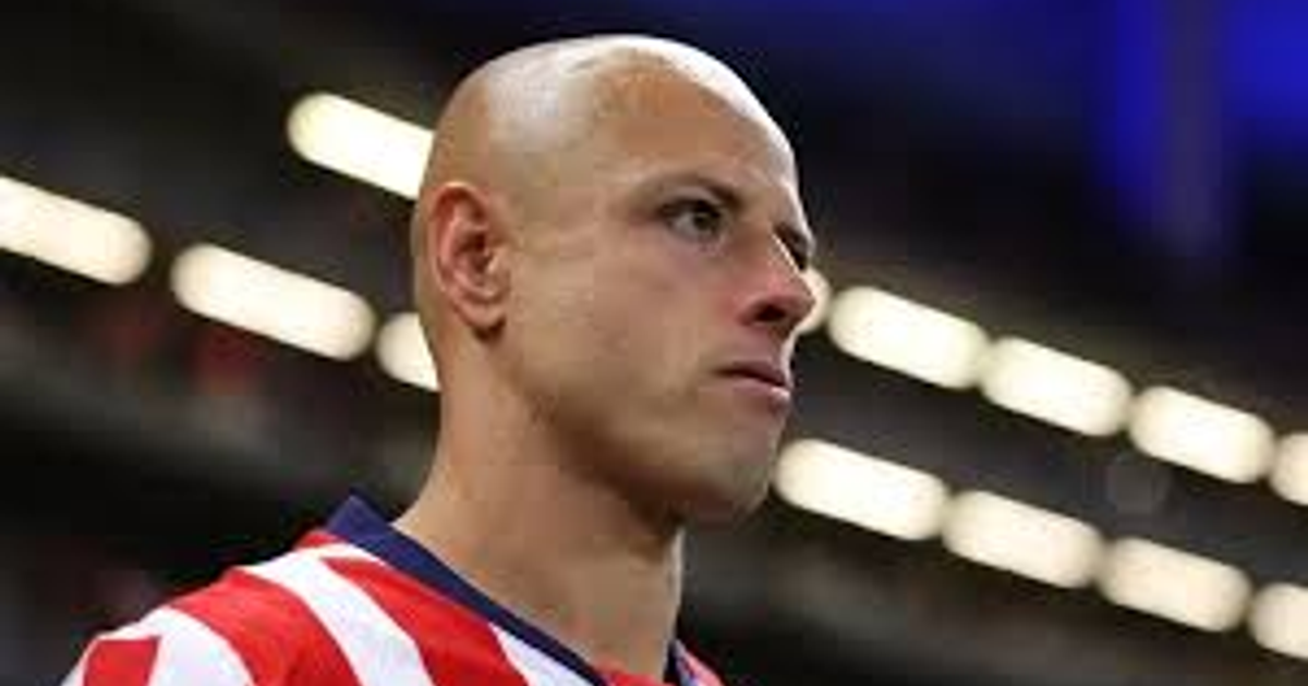 Primer plano de una persona seria en un entorno deportivo, relacionado con la lesión de Chicharito Hernández.