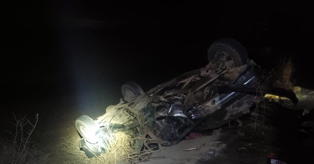 Vehículo volcado en un entorno oscuro, relacionado con el accidente en la carretera Escuinapa–Teacapán.