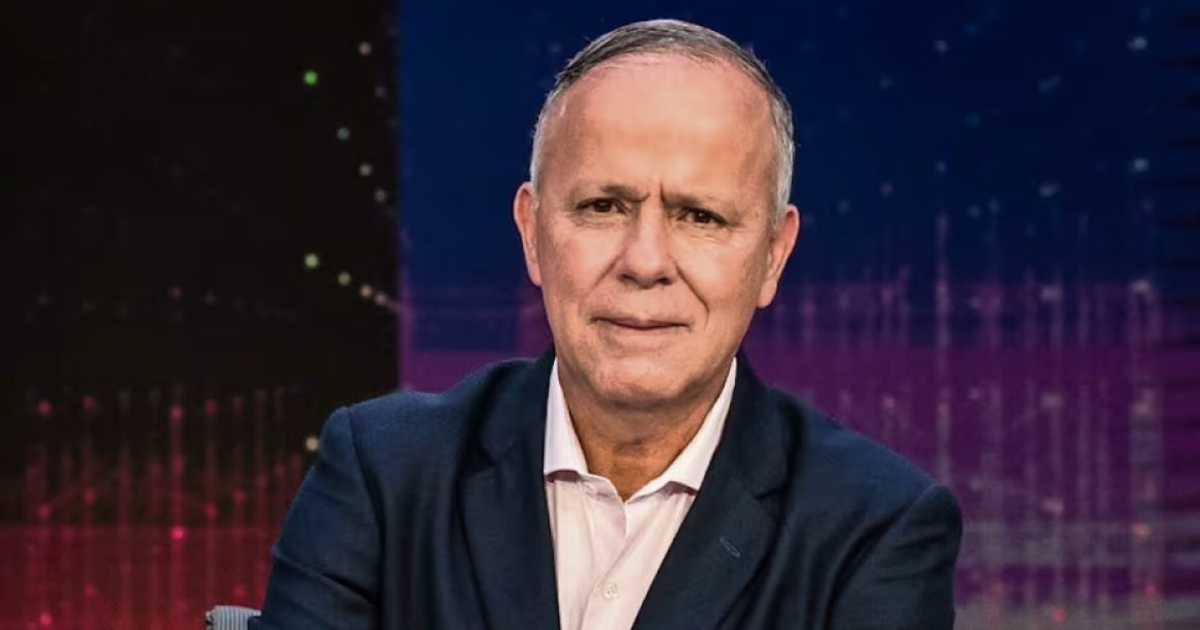 Hombre canoso en estudio, vinculado al caso CJNG y El Mencho