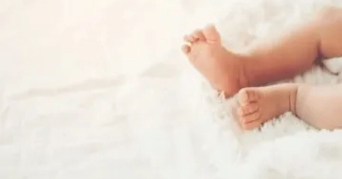 Pies de un bebé sobre una superficie blanca, simbolizando la fragilidad y cuidado necesarios en la atención médica neonatal.