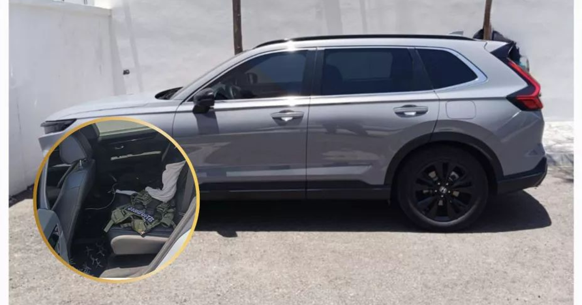 SUV gris con ventanas oscuras y llantas negras, vinculado a una persecución policial en Paseo del Río.