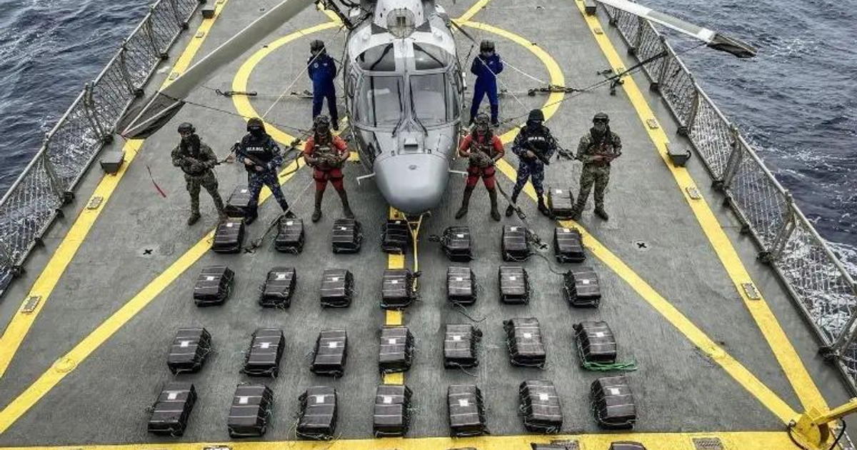 Helicóptero en plataforma marina con personal uniformado y paquetes asegurados, en contexto de operativo de seguridad marítima.