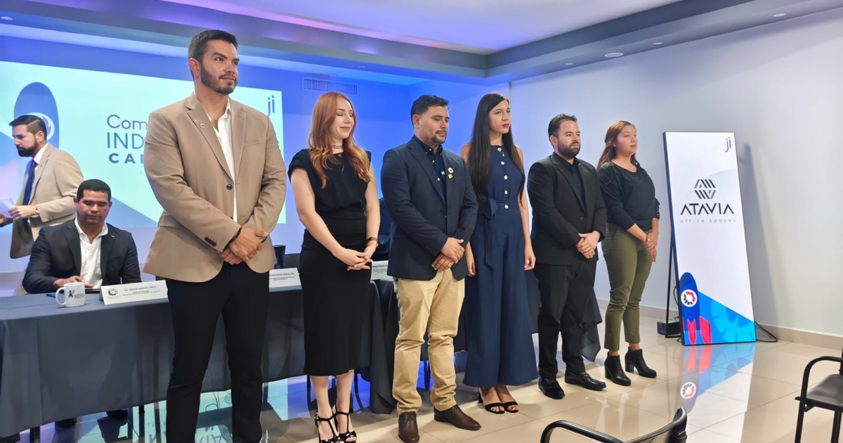 Evento de nombramiento de emprendedores en Mazatlán con representantes del gobierno y empresarios.