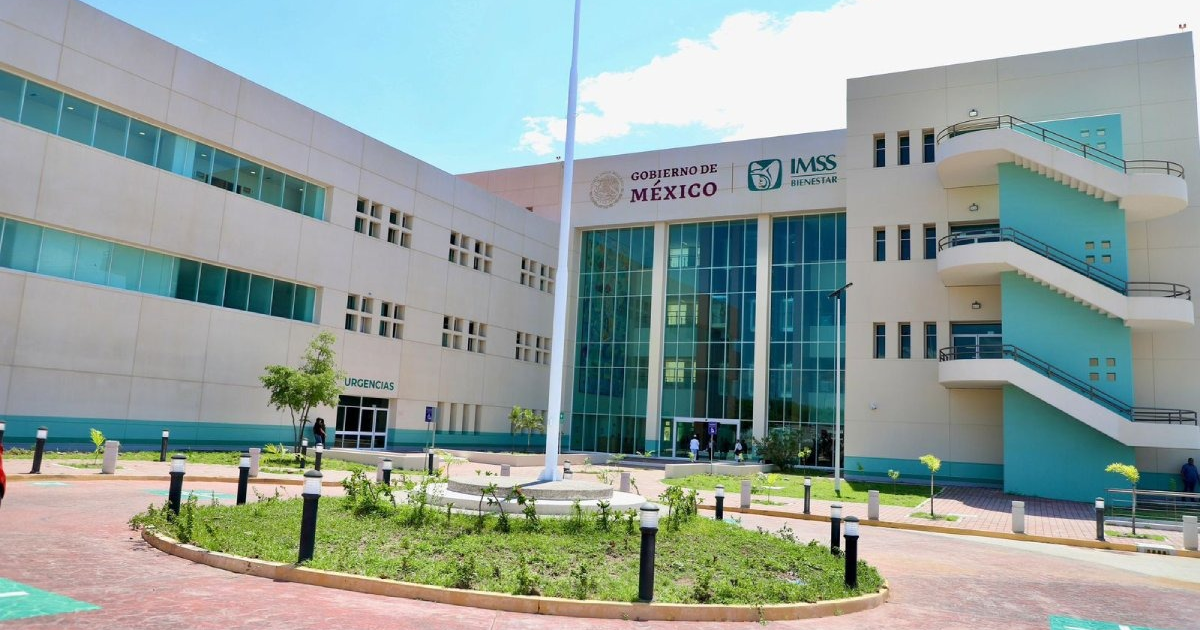 Hospital moderno del IMSS en Culiacán con áreas verdes y estacionamiento