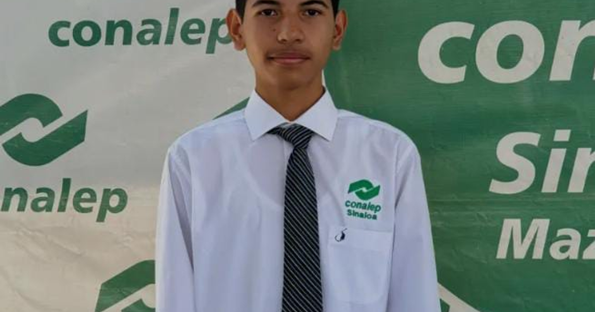 Jesús Fernando Anguiano Varela, ganador del Concurso Nacional de Lógica Matemática 2025, con camisa blanca y corbata de rayas, frente a un fondo con el logo de Conalep.