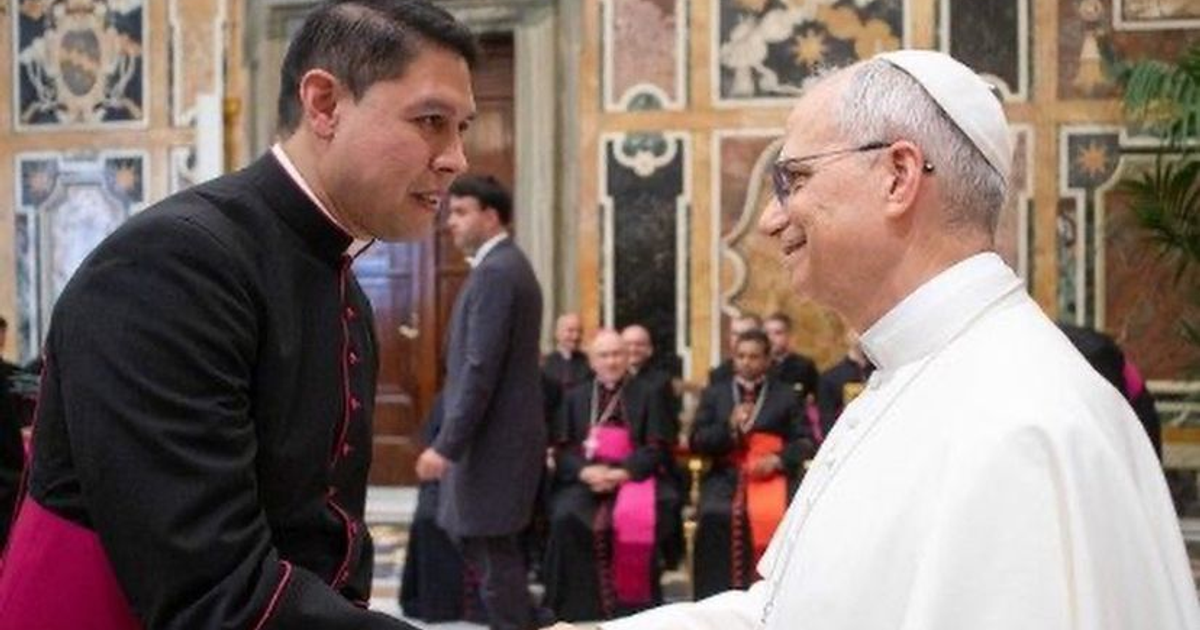 Papa León XIV y monseñor Salas Castañeda en ceremonia de nombramiento en el Vaticano