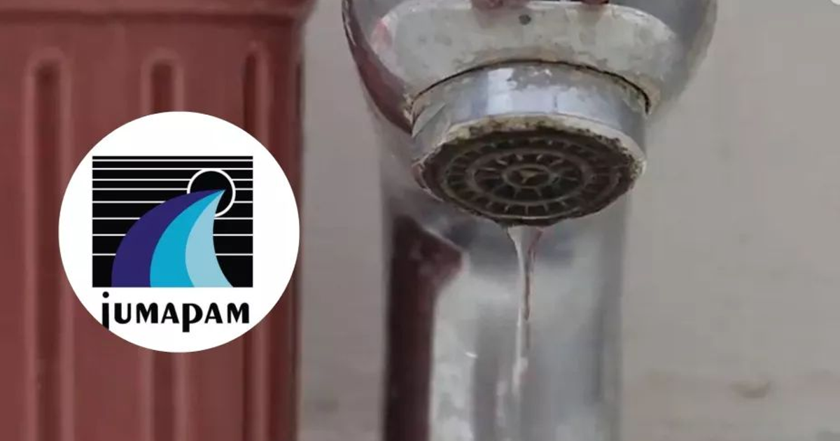 Grifo metálico goteando agua con logo de JUMAPAM, fondo marrón, relacionado con la suspensión de agua en Mazatlán.