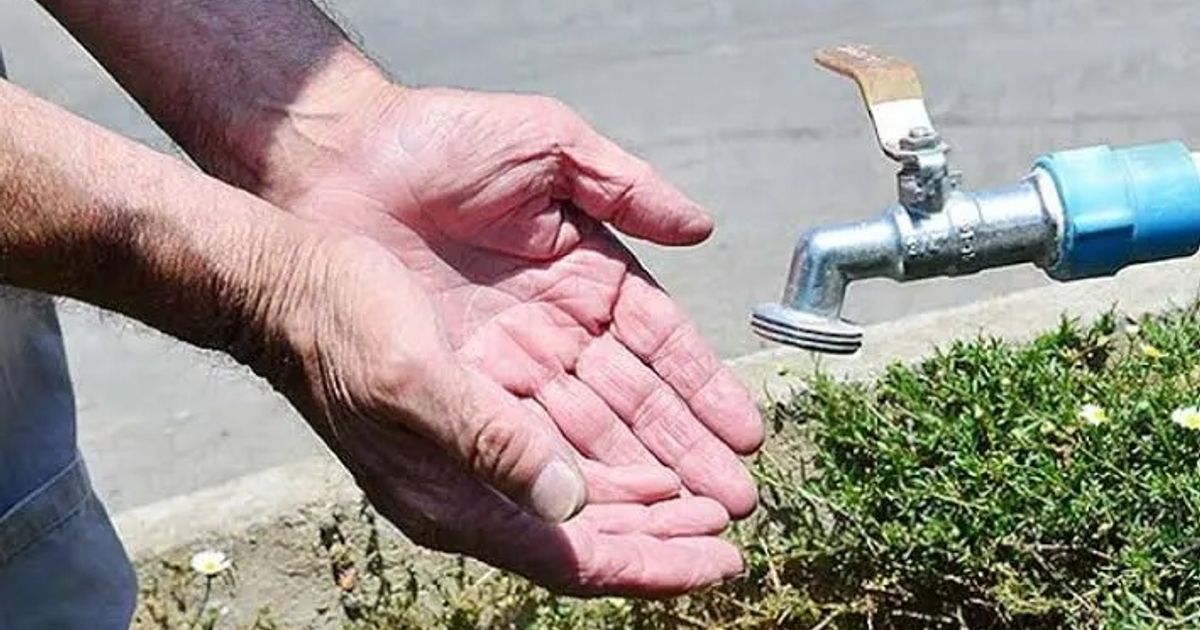 Manos abiertas bajo llave de agua cerrada, simbolizando desabasto en Culiacán