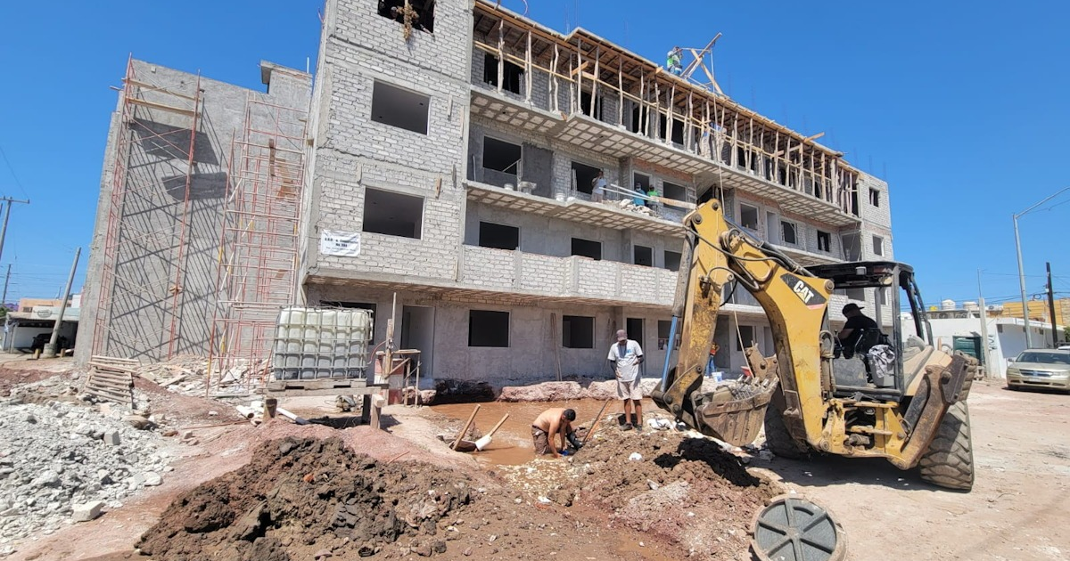 Obra en construcción con maquinaria y trabajadores en Mazatlán, vinculada a la reparación de tubería de agua.