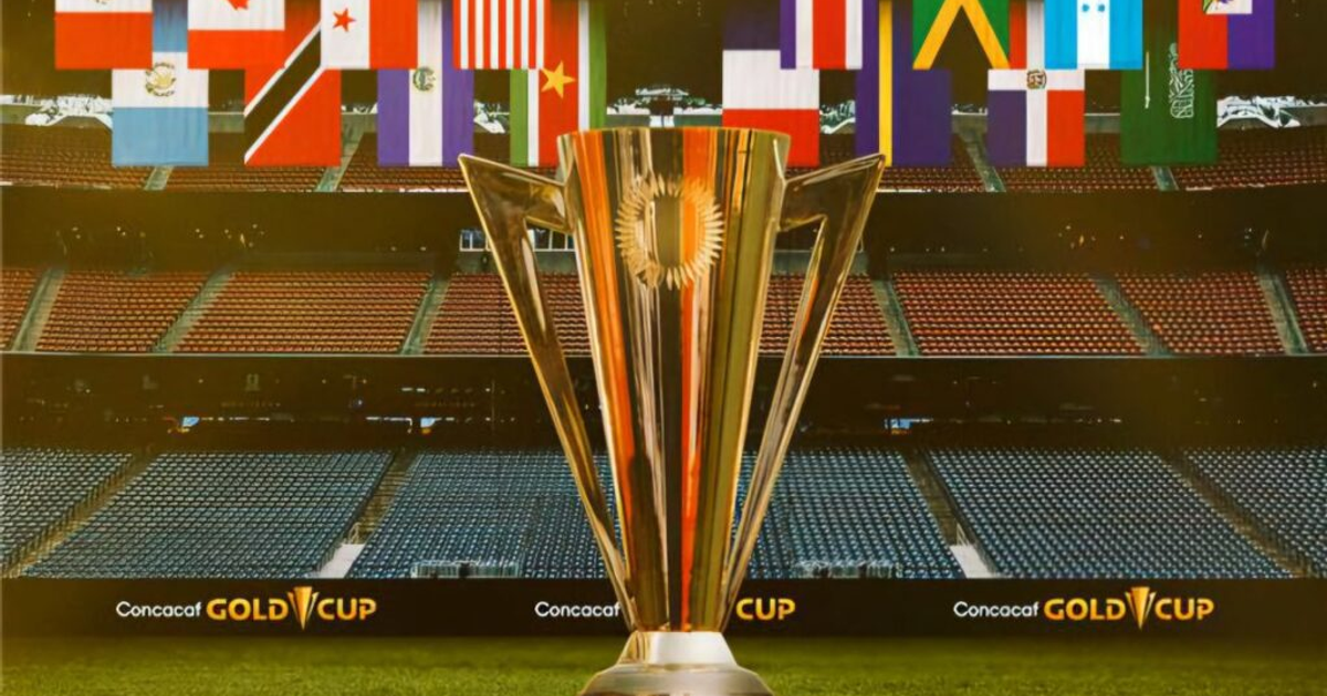 Trofeo de la Copa Oro de la Concacaf con banderas de países en un estadio vacío