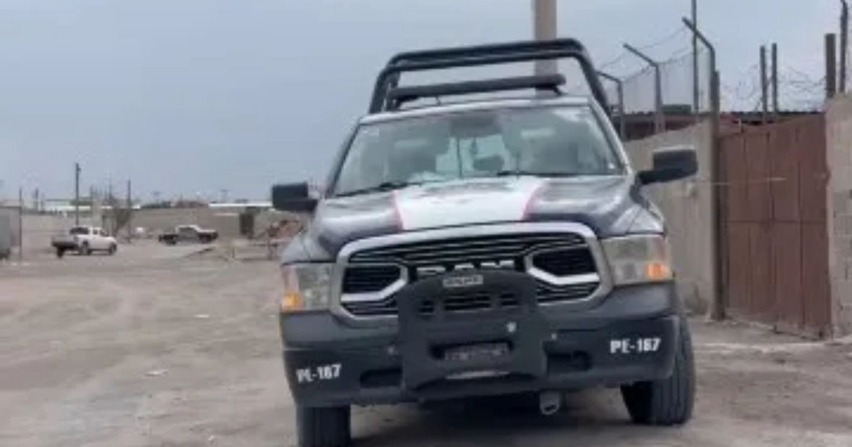 Camioneta negra estacionada en camino de tierra cerca de crematorio clausurado en Ciudad Juárez