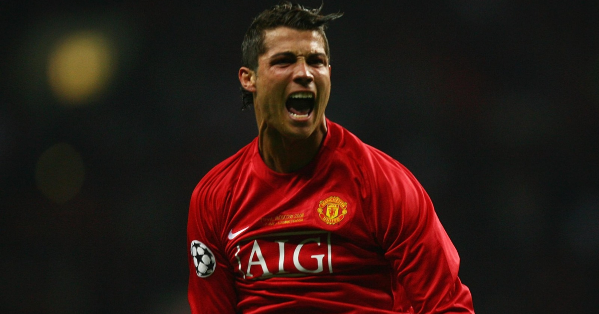 Jugador de fútbol con camiseta roja celebrando un gol en la UEFA Nations League