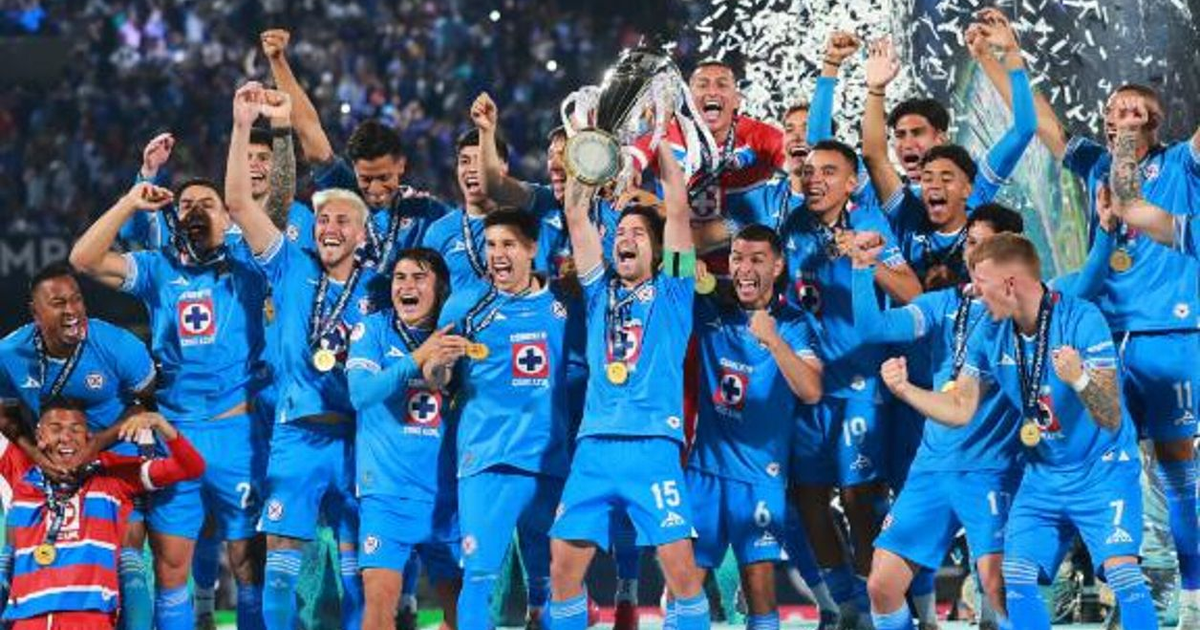 Jugadores de Cruz Azul celebran con trofeo y medallas tras ganar la Concacaf Champions Cup 2025