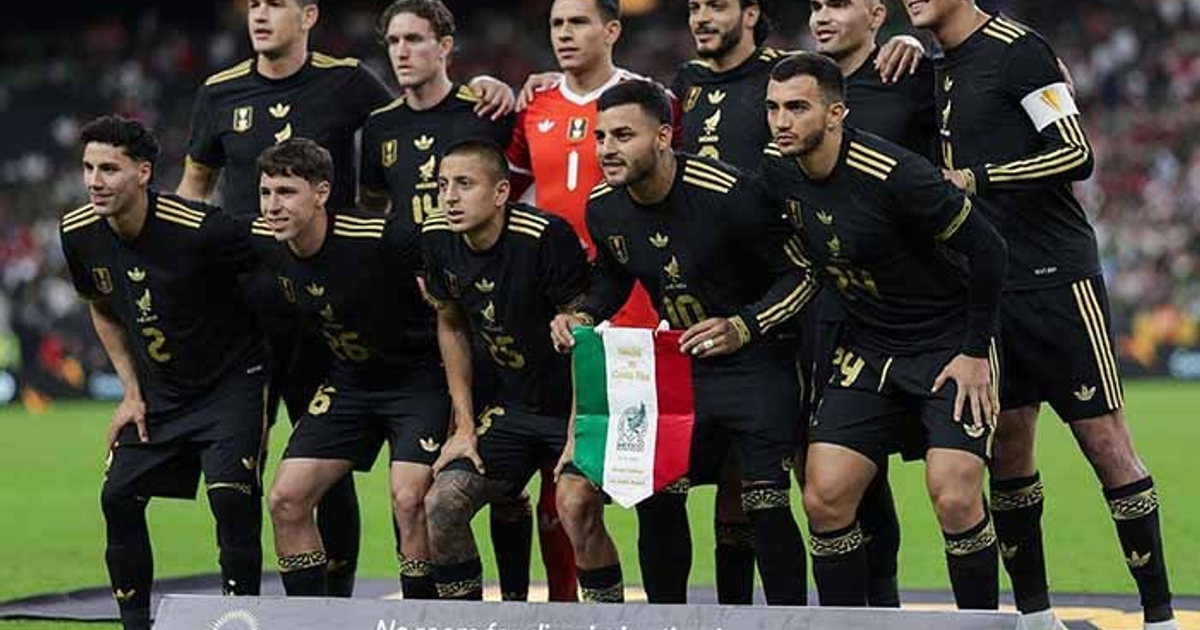 Jugadores de la selección mexicana de fútbol posando con una bandera de México en la Copa Oro 2025.