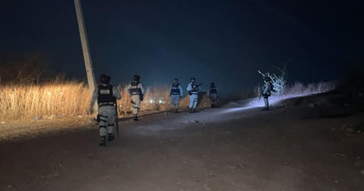 Agentes de seguridad patrullando de noche en Culiacán