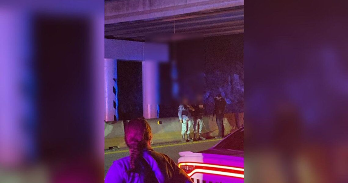 Puente de la autopista Benito Juárez en Mocorito con presencia de cuerpos colgados y resguardo de seguridad.