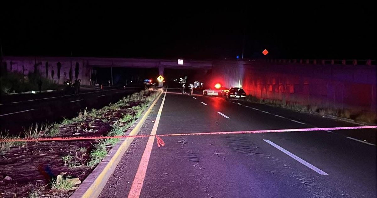 Carretera México 15 de noche con cinta de advertencia y patrullas policiales