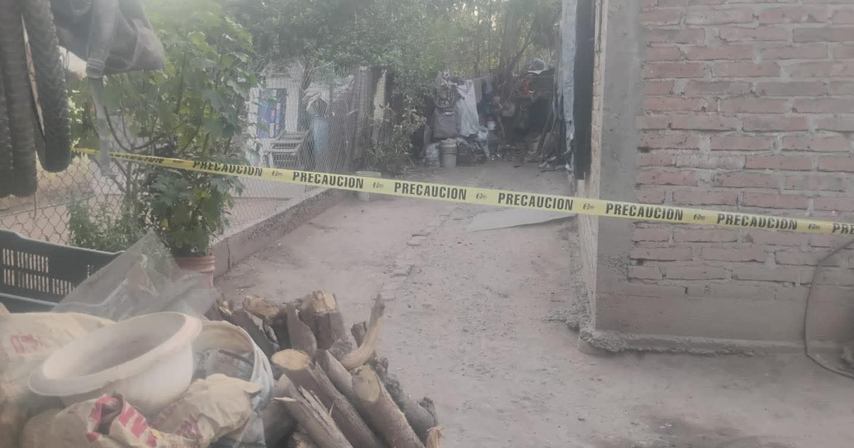 Área exterior con cinta de precaución amarilla en Ángeles del Triunfo, Guasave, relacionada con un hallazgo forense.