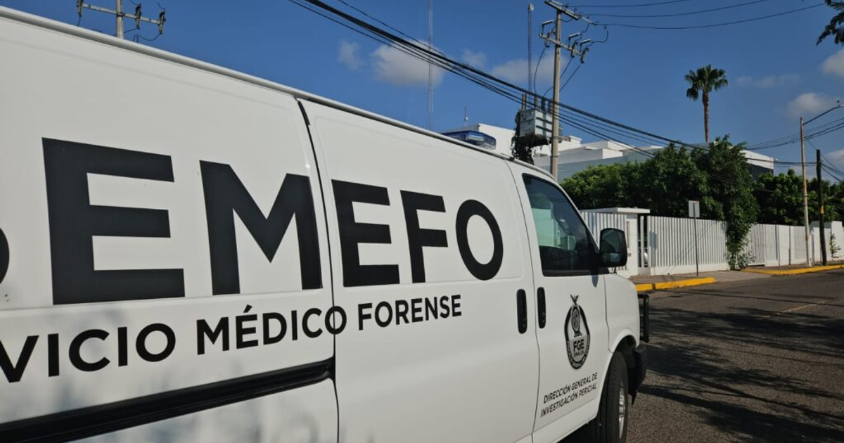 Furgoneta del Servicio Médico Forense en Culiacán tras hallazgo de cadáver