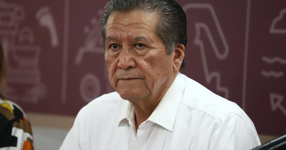 Hombre canoso en conferencia sobre violencia en Sinaloa