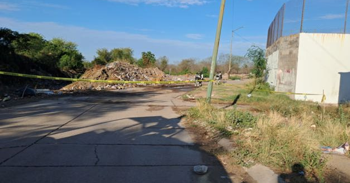 Escena de hallazgo de cuerpos en Culiacán con basura y cinta de precaución